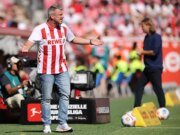 L’allenatore dell’FC Köln attira l’attenzione per le insolite buffonate sulla fascia laterale