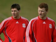 Le leggende del Liverpool affrontano la sfida della potenza di tiro e scoprono chi colpisce più forte