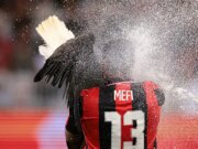 Famosa mascotte e allenatore dell’aquila OGC Good fatto saltare dall’irrigatore