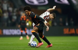 Il Corinthians debutta con la terza maglia elettrica Nike Complete 90 contro il Flamengo