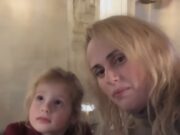 “Esausto” Insurgent Wilson condivide la difficile lotta genitoriale durante il Natale: “Come fanno le madri?”