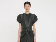 Victoria Beckham lancia i rari saldi di gennaio sugli articoli di moda e bellezza più amati, incluso uno sconto del 50% sull’iconica maglietta con slogan Rolls-Royce