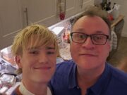 Il nuovo improbabile compagno del Dottore: lo showrunner di How Who Russell T Davies, 62 anni, ha accennato a una nuova storia d’amore presentando il fidanzato Oliver Cole, 27 anni, all’iconico TARDIS mentre ritrova l’amore dopo la tragica morte di suo marito Andrew Smith