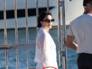Le mani rugose di Kris Jenner sono state rivelate dopo averle nascoste sotto i guanti per nascondere i segni dell’invecchiamento dopo un lifting da $ 100.000