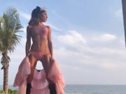 Kate Beckinsale, 52 anni, posa con un bikini rosa e enormi stivali con la zeppa prima di rispondere con aria di sfida ai troll che fanno vergognare il proprio corpo