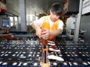 L’attività manifatturiera cinese si espande per la prima volta da marzo, superando le aspettative