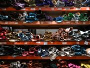 I dazi colpiscono stivali, borse e altro ancora mentre i prezzi della pelle salgono – e il sollievo potrebbe essere lontano anni