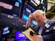 Il rendimento dei titoli del Tesoro a ten anni scende mentre gli investitori valutano il percorso dei tassi in seguito ai forti dati sul PIL