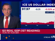 L’economia statunitense cresce del 4,3% nel terzo trimestre, molto più del previsto, come mostra un rapporto in ritardo