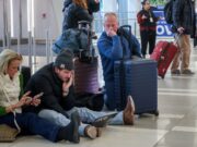 Le compagnie aeree cancellano altri 900 voli ma i disagi dovuti alla tempesta invernale si attenuano. Ecco cosa sapere