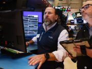 Il rendimento dei titoli del Tesoro a ten anni crolla mentre gli investitori attendono i dati economici finali del 2025