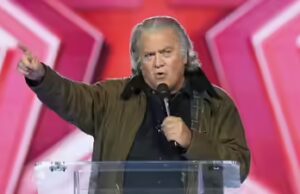 “Non si tratta solo di porre high-quality all’H-1B…”: Steve Bannon chiede il congelamento dell’immigrazione per 10 anni