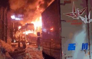 Enorme incidente autostradale in Giappone: la collisione di un camion danneggia 50 auto e ne uccide 1; il video mostra fuoco e caos