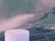 L’esplosione di una linea di gasoline sconvolge la California: il video mostra nuvole di detriti che riempiono il cielo; i residenti riferiscono di un ruggito “simile a quello di un jet”.