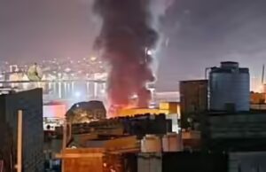 “Operazione militare limitata”: l’Arabia Saudita bombarda il porto yemenita; prende di mira la presunta spedizione di armi arrivata dagli Emirati Arabi Uniti