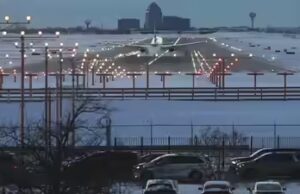 La tempesta invernale Ezra colpisce gli Stati Uniti: un “ciclone di bombe” interrompe i voli mentre i viaggi per le vacanze raggiungono il picco; i video mostrano il caos