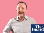 Chris McCausland: ‘Il mio momento più imbarazzante? Entrare in un’impresa di pompe funebri pensando che fosse un barbiere