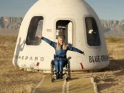 Blue Origin rompe la barriera dell’accessibilità mandando nello spazio il primo utente su sedia a rotelle