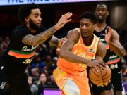 Cercando di superare la sconfitta nel gioco trappola, gli Spurs danno il benvenuto ai Cavaliers