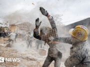 Gli spagnoli lanciano farina, uova e fuochi d’artificio in una finta battaglia
