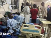 L’esplosione di una bomba in una moschea nigeriana gremita uccide cinque persone