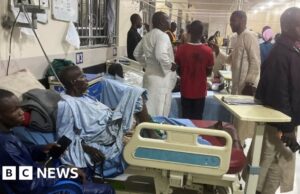 L’esplosione di una bomba in una moschea nigeriana gremita uccide cinque persone