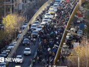 Le proteste si sono diffuse in tutto l’Iran per il terzo giorno dopo che la valuta ha toccato il minimo storico