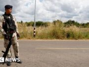 La Thailandia bombarda la zona di confine con la Cambogia mentre continuano i colloqui per il cessate il fuoco