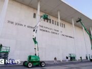 Un parlamentare democratico fa causa per rimuovere il nome di Trump dal Kennedy Middle