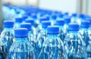 Le persone che bevono acqua in bottiglia ogni giorno ingeriscono 90.000 particelle microplastiche in più ogni anno