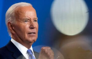 Biden quasi invisibile nella foto di famiglia di Natale mentre Hunter è al centro della scena