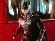 George Clooney vorrebbe che tu ricordassi “Batman ha i capezzoli, amico”