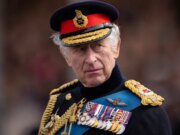 Tutte le celebrità che hanno rifiutato o restituito gli onori della Famiglia Reale