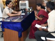 Il commissario organizza un campo di riparazione del reclamo pubblico