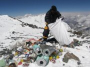 Il Nepal sta abbandonando il suo progetto decennale per pulire l’Everest