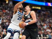 La storica tripla doppia di Jokic porta i Nuggets a superare i Timberwolves nel thriller OT