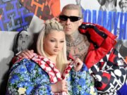 Travis Barker sconvolge i fan con un regalo di Natale “inappropriato” per la figlia Alabama