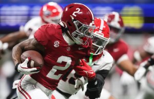 Il ricevitore Star Broad dell’Alabama spegne le voci di trasferimento