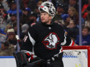 Il portiere dei Sabres Alex Lyon viene valutato per un infortunio alla parte inferiore del corpo