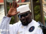 Il capo della giunta della Guinea guida le elezioni controverse a causa delle restrizioni sui social media