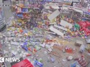 Guarda: i ladri rubano il bancomat dall’interno di un negozio in Texas