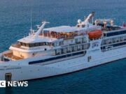 La nave da crociera colpisce la barriera corallina durante il primo viaggio da quando ha lasciato il passeggero sull’isola