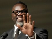 Il sindaco di Chicago Brandon Johnson sostiene il nome “Abolish ICE” per il nuovo nome dello spazzaneve