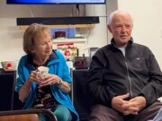 Una famiglia californiana fa rivivere l’amata tradizione natalizia con una visita a sorpresa per il pigiama social gathering