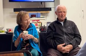 Una famiglia californiana fa rivivere l’amata tradizione natalizia con una visita a sorpresa per il pigiama social gathering