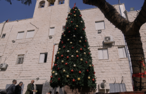 Tre palestinesi arrestati con l’accusa di aver dato fuoco all’albero di Natale in una chiesa cattolica in Cisgiordania