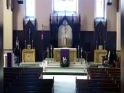 Un prete sorprende il sospetto che si introduce nella “scatola dei poveri” della chiesa giorni prima di Natale, cube la polizia