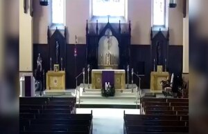 Un prete sorprende il sospetto che si introduce nella “scatola dei poveri” della chiesa giorni prima di Natale, cube la polizia