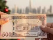 Guarda il video virale: una donna italiana sorprende un corriere di Dubai con una mancia di Natale di 500 AED