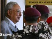 L’ex primo ministro della Malesia Najib Razak condannato a 15 anni di carcere per lo scandalo sui fondi statali